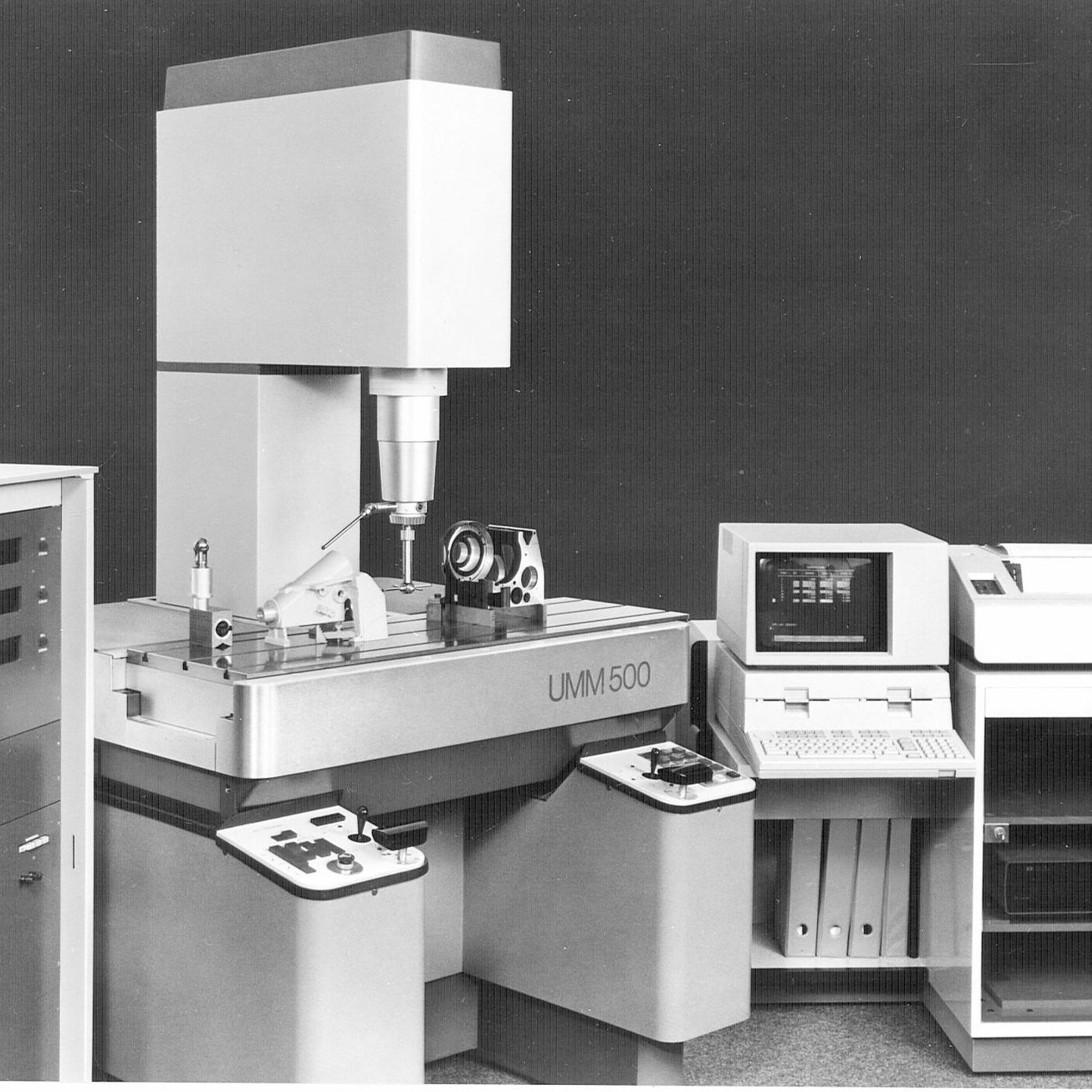 UMM 500: Máquina de medição de três coordenadas de alta precisão com apalpador de medição, computador de mesa e software de medição próprio.