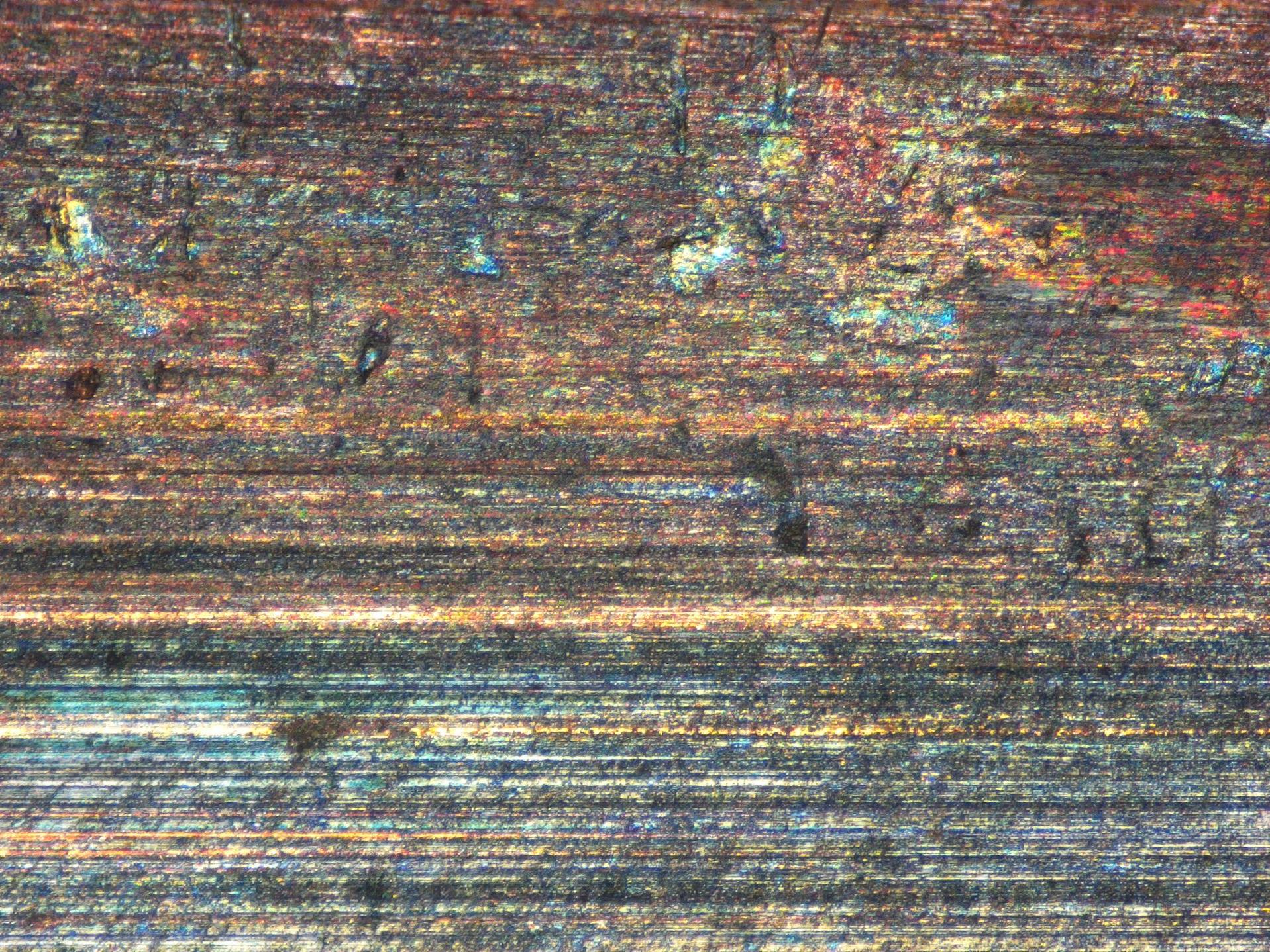 Estojo de cartucho sob o microscópio para análises forenses