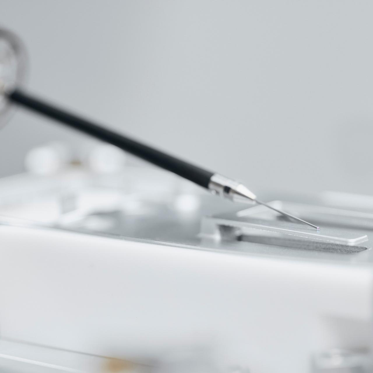O modo SoftTouch da ZEISS com o sensor VAST XXT TL1 permite a medição tátil de uma peça de metal minúscula e flexível sem dobrá-la.