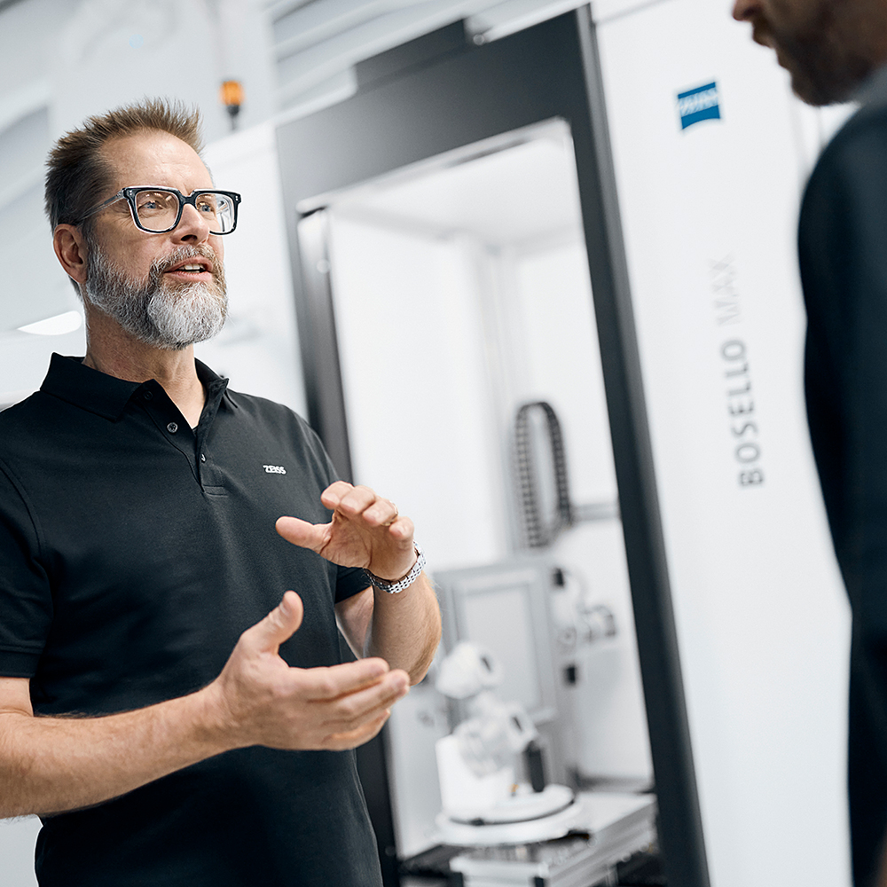 Técnico de serviço experiente de um sistema de raios X 2D da ZEISS BOSELLO