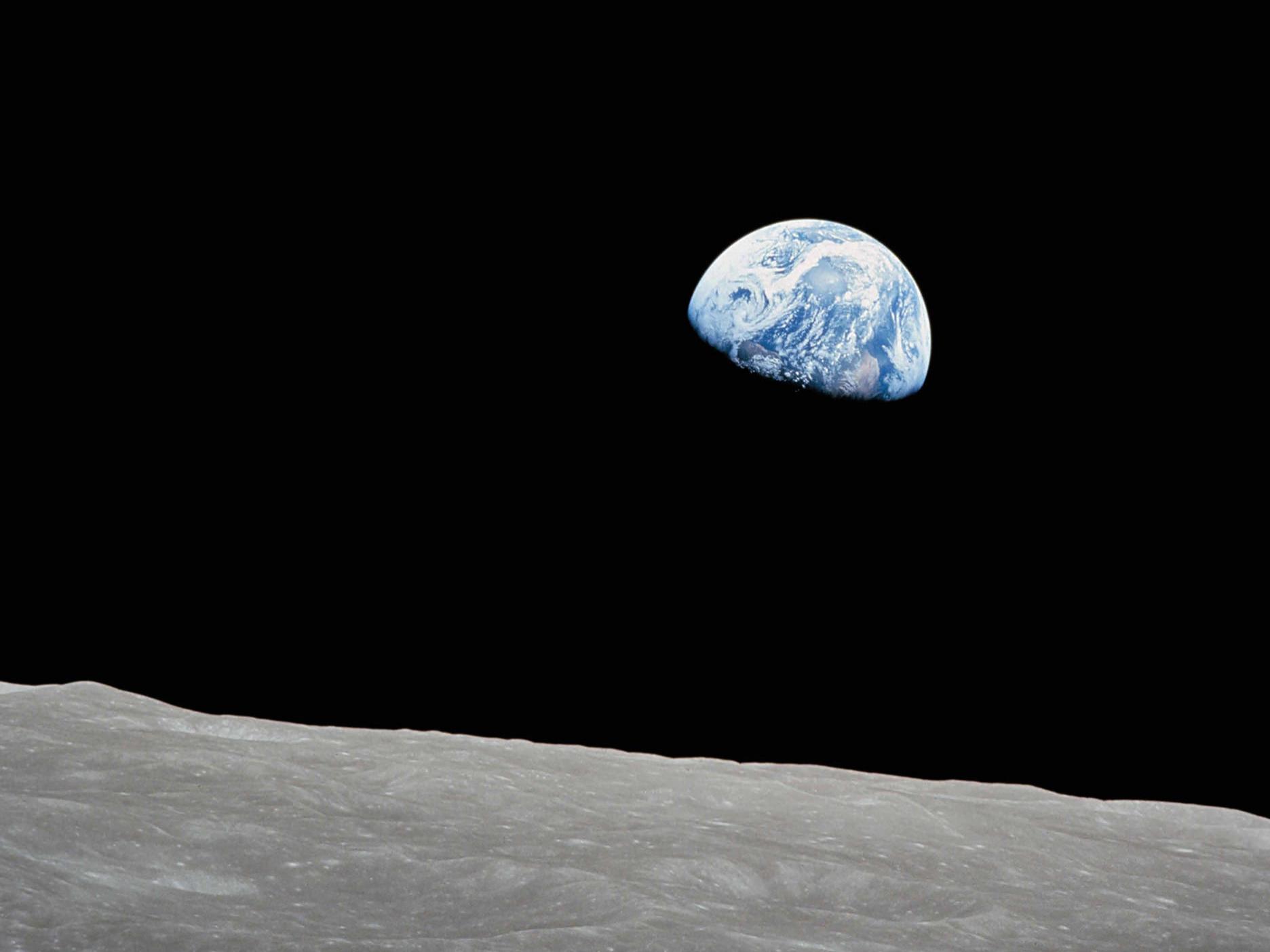 A perspectiva de pisar na superfície da lua e olhar para o planeta Terra.