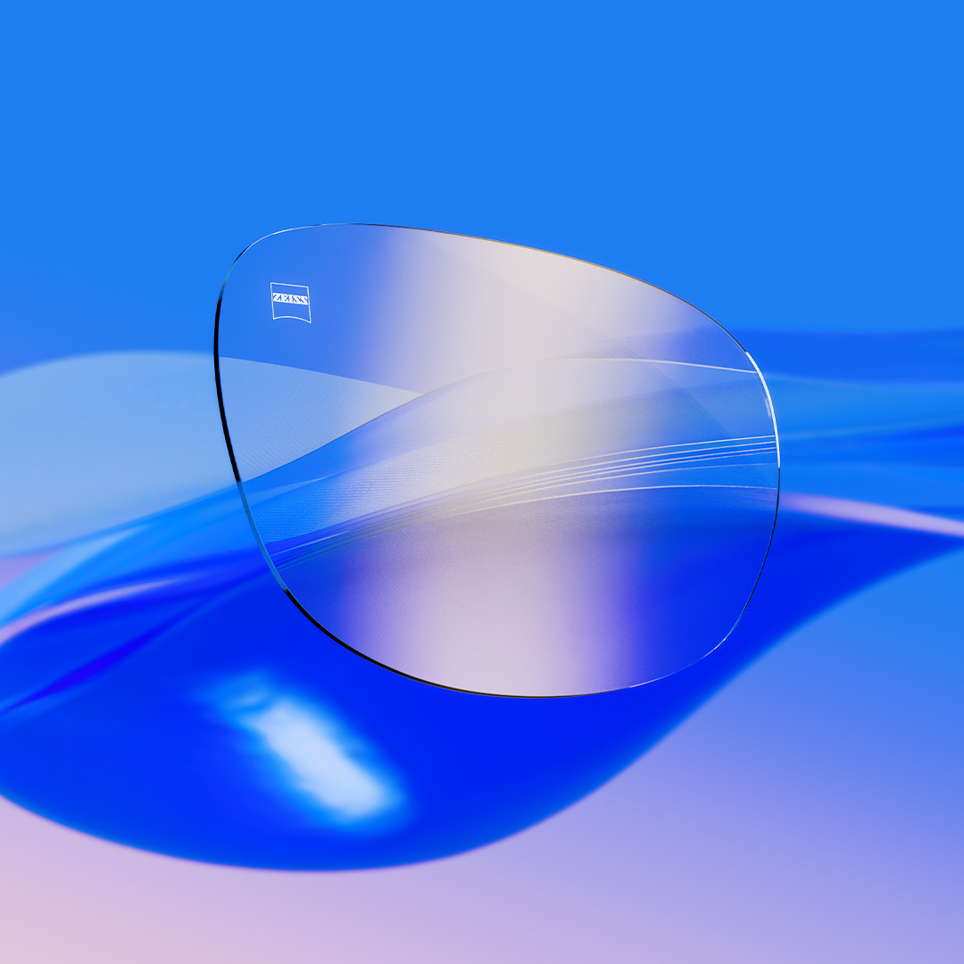 Lentes cristalinas com tratamento ZEISS DuraVision Gold UV promovendo um reflexo dourado sutil.