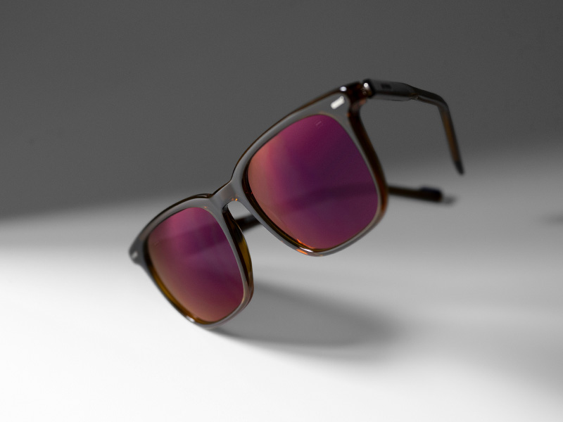 Tratamento de lente ZEISS DuraVision Gold UV sobre lentes coloridas para óculos de sol na tonalidade Burgundy.