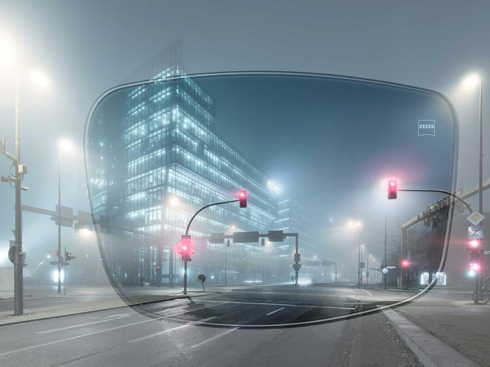 Vista de um cenário urbano através de uma lente ZEISS que inclui revestimento antirreflexo