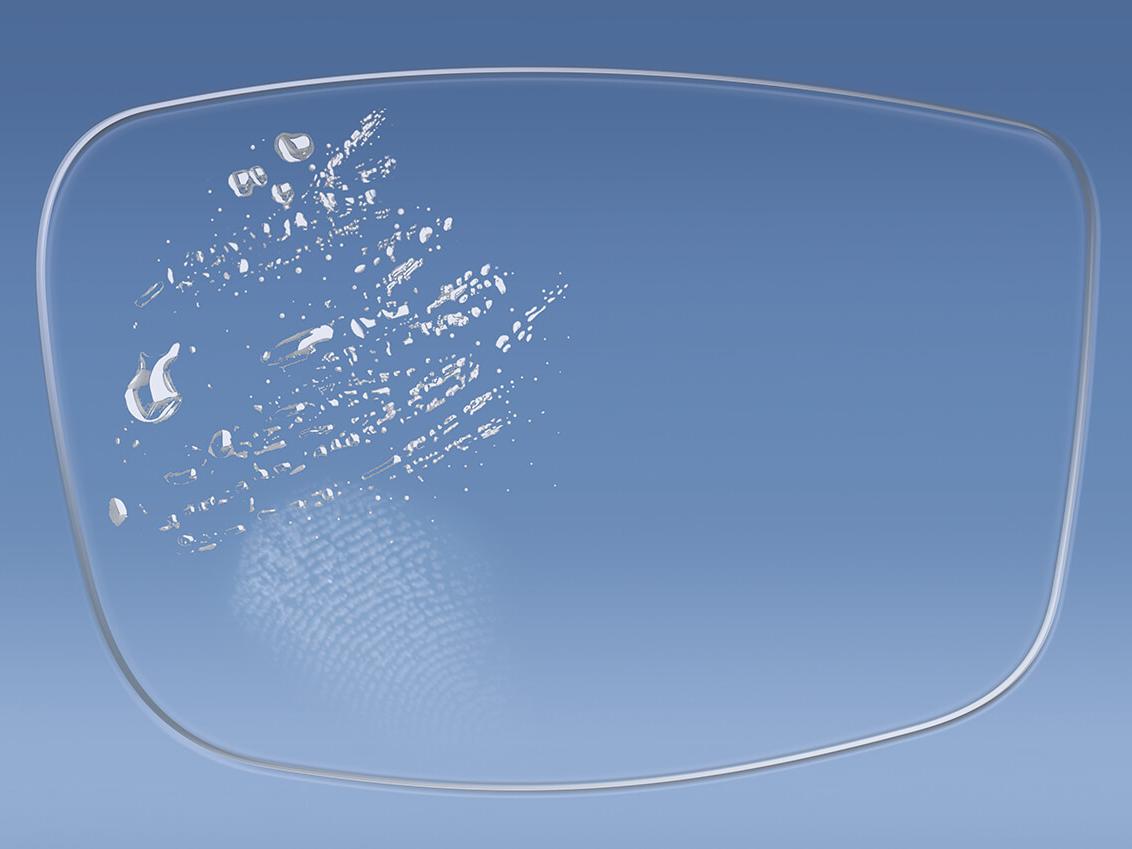 Imagem de uma lente com e sem revestimentos ZEISS, o que influencia a facilidade de limpeza da superfície