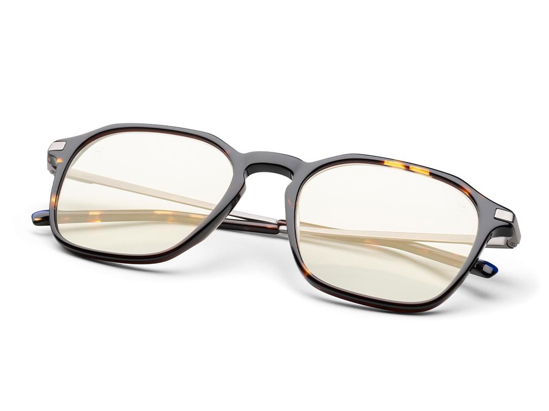 Óculos incolores em uma armação marrom tratamento antirreflexo ZEISS DuraVision Gold UV.