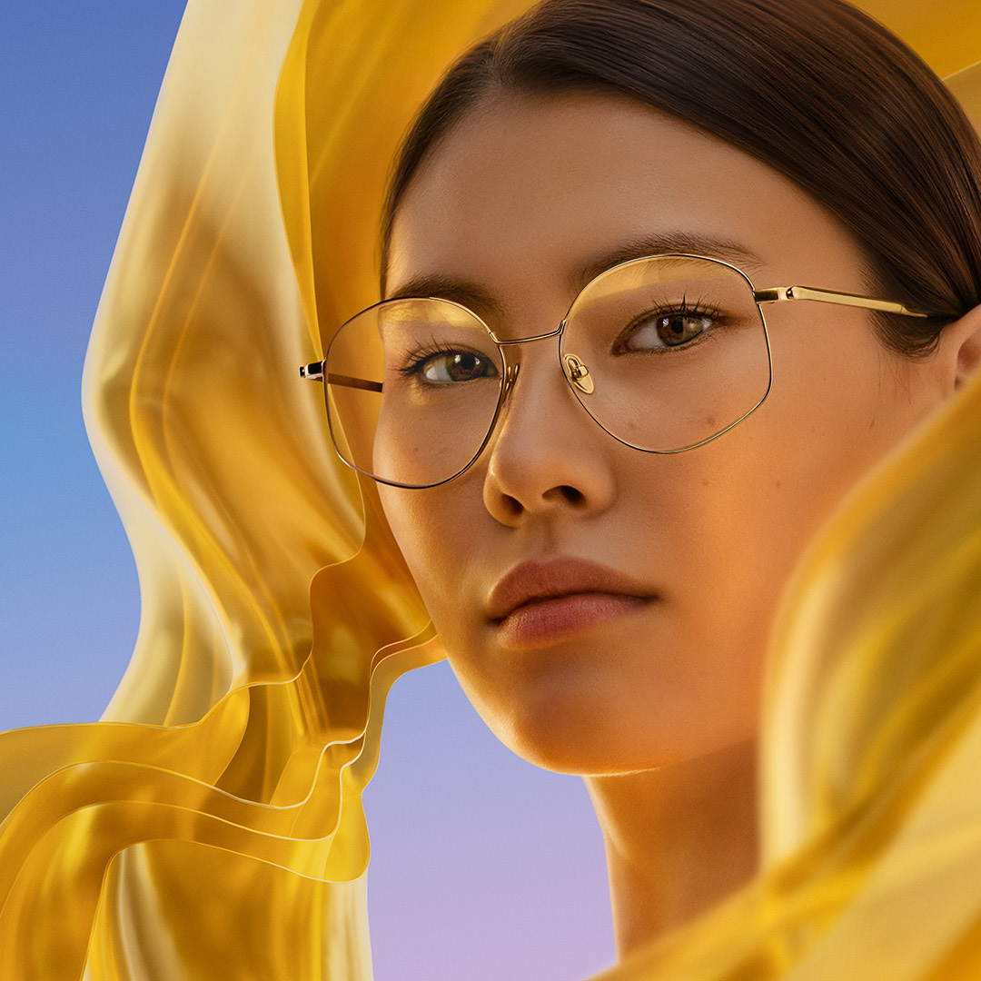 Mulher usando lentes com tratamento antirreflexo ZEISS DuraVision Gold UV, exibindo o reflexo dourado sutil na lente.
