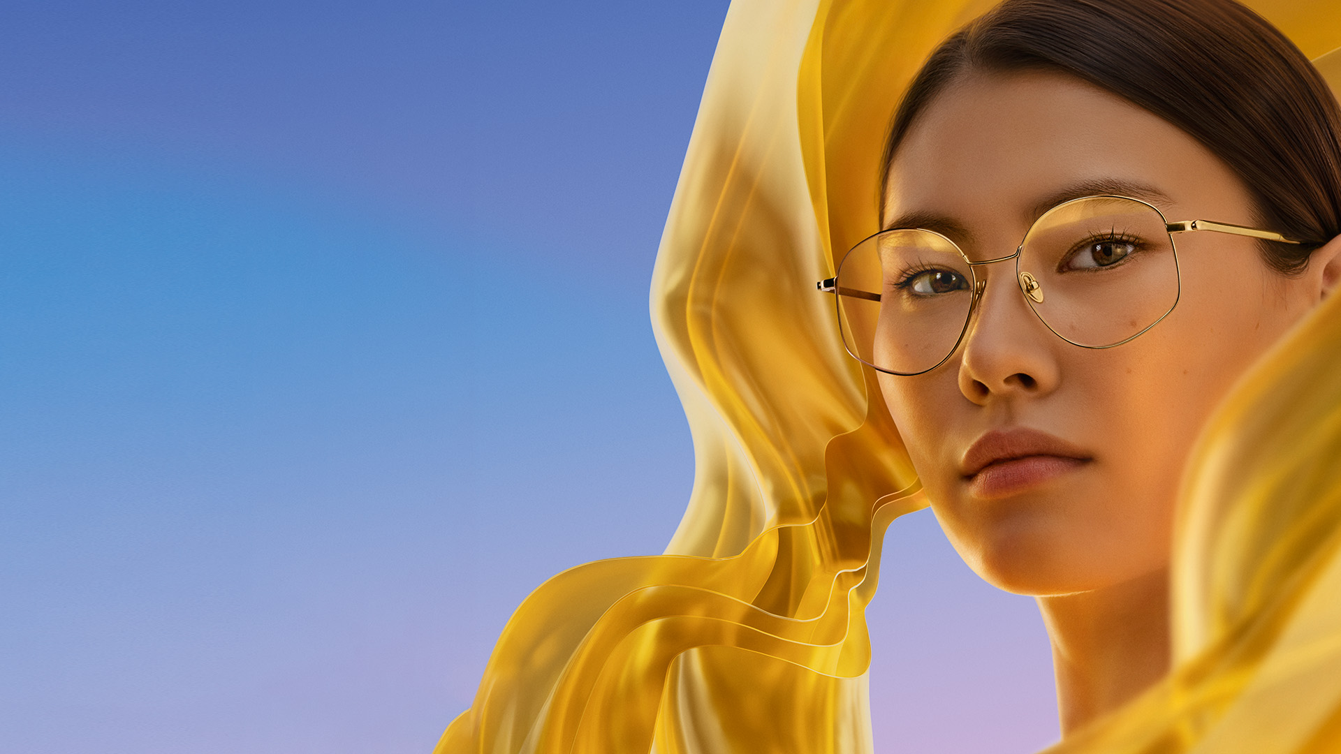 Mulher usando lentes com tratamento antirreflexo ZEISS DuraVision Gold UV, exibindo o reflexo dourado sutil na lente.