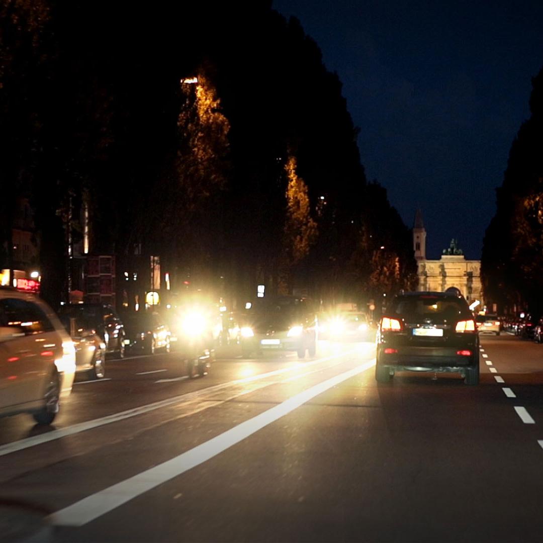 Encandeamento provocado pelos carros na faixa oposta à noite e ofuscamento causado pelas estradas molhadas. 