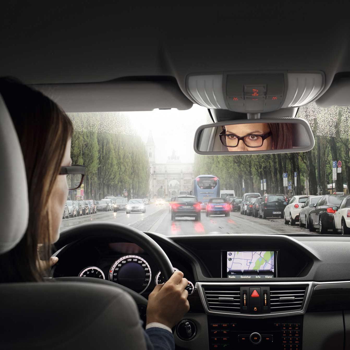 Dificuldade em focar quando os olhos alternam entre o painel de instrumentos e a estrada.