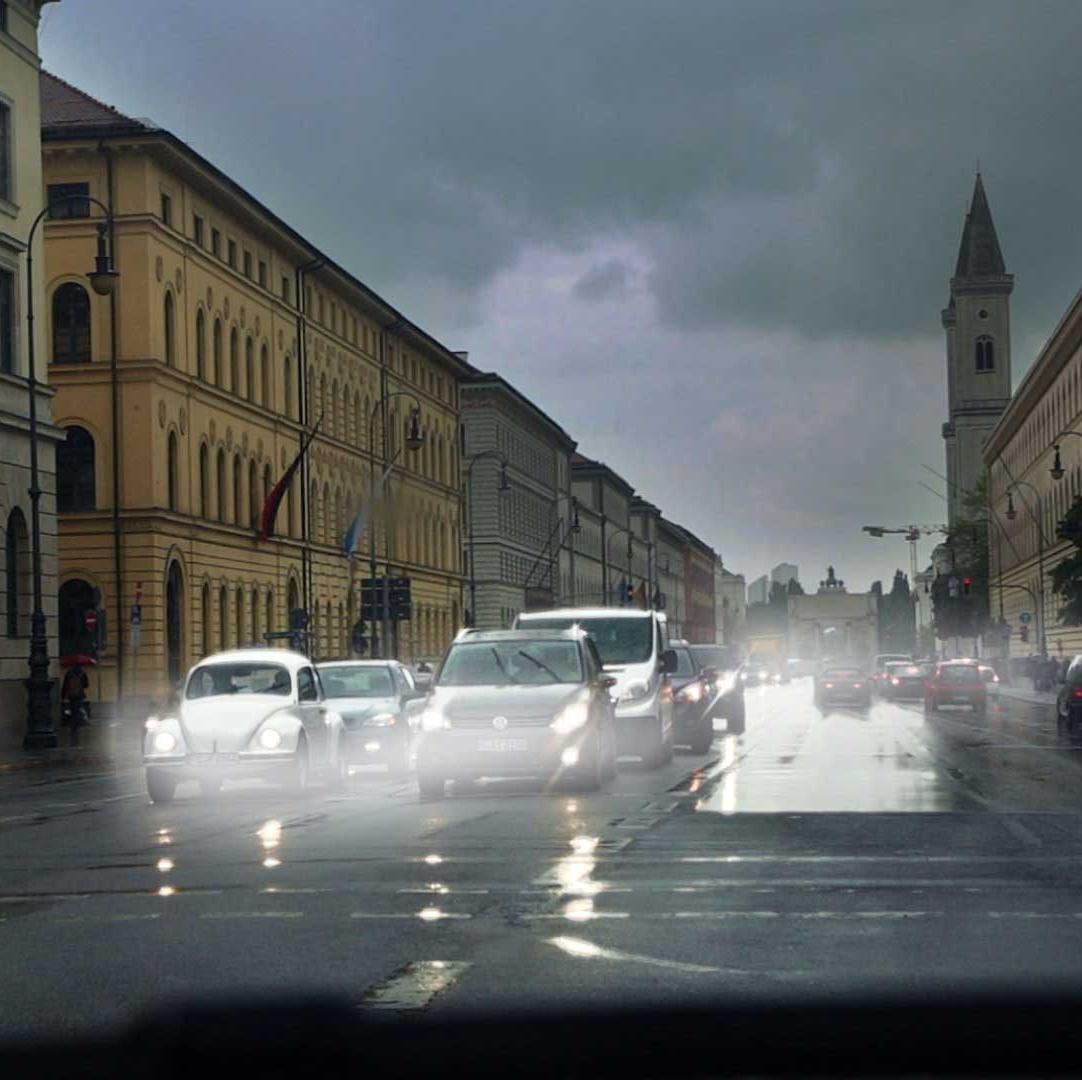 Fraca visibilidade em condições de baixa luminosidade, como durante a chuva, ao anoitecer ou de noite. 