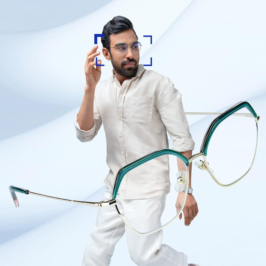 Um homem de meia-idade e um homem usando as lentes progressivas ZEISS Light 2.