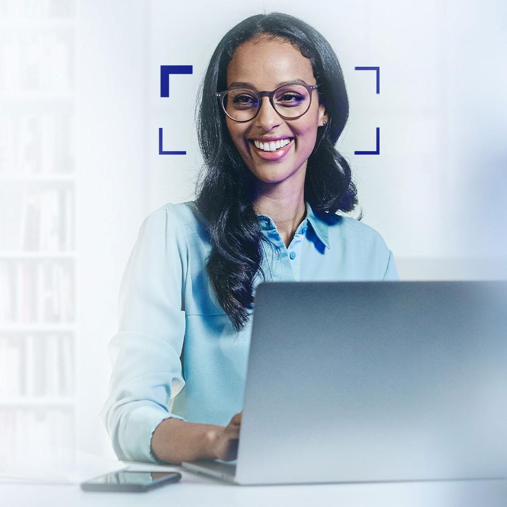 mulheres com lentes para uso em escritório ZEISS