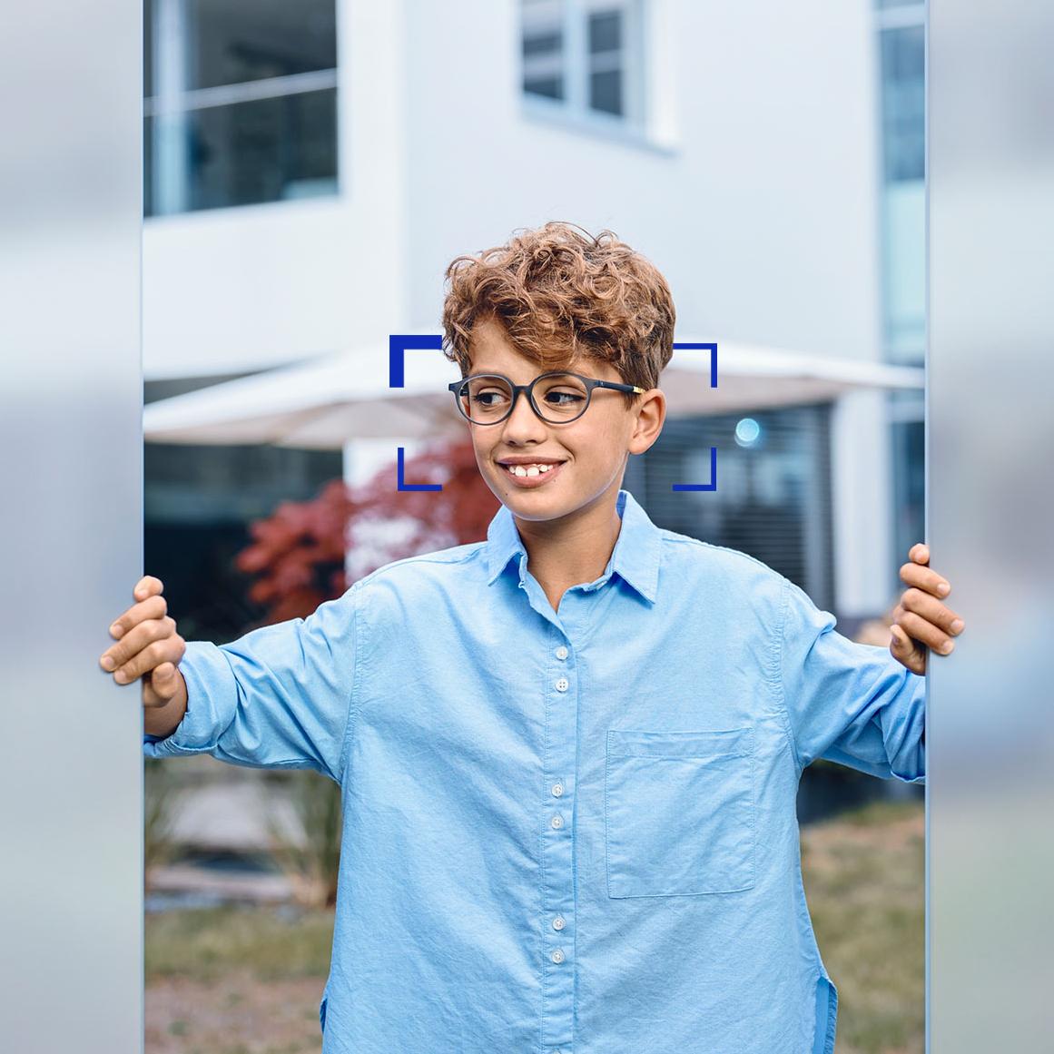 Menino usando lentes ZEISS SmartLife Young