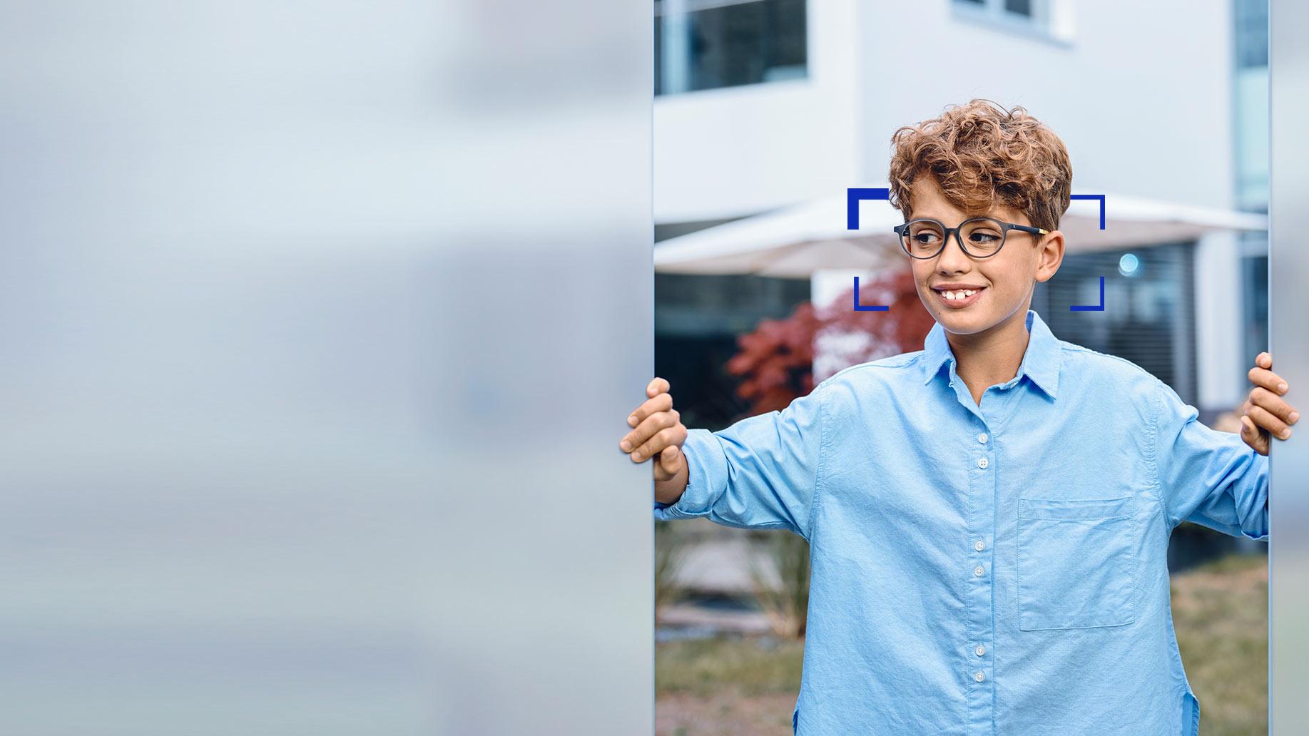 Menino usando lentes ZEISS SmartLife Young