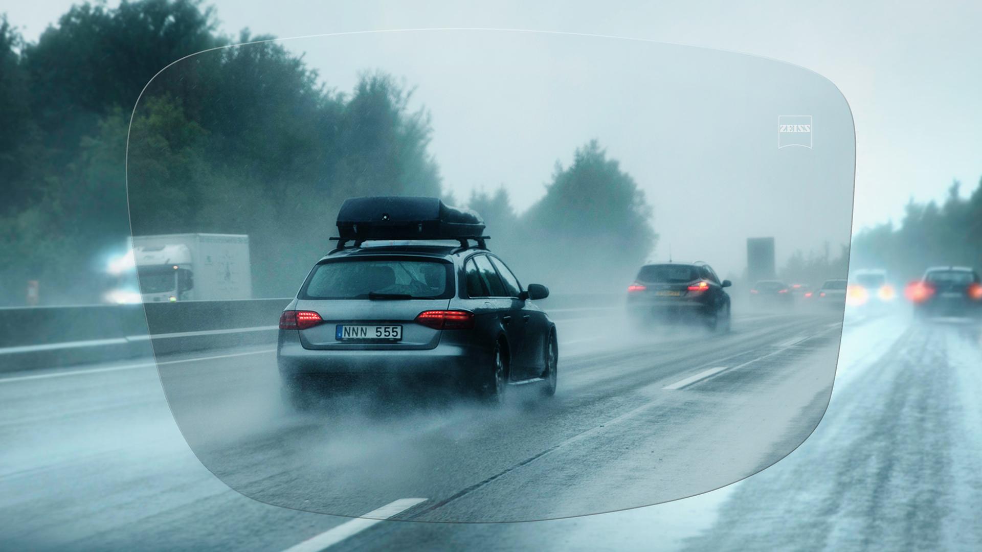 Visão de uma estrada em um dia chuvoso através das lentes ZEISS DriveSafe Single Vision Individual 
