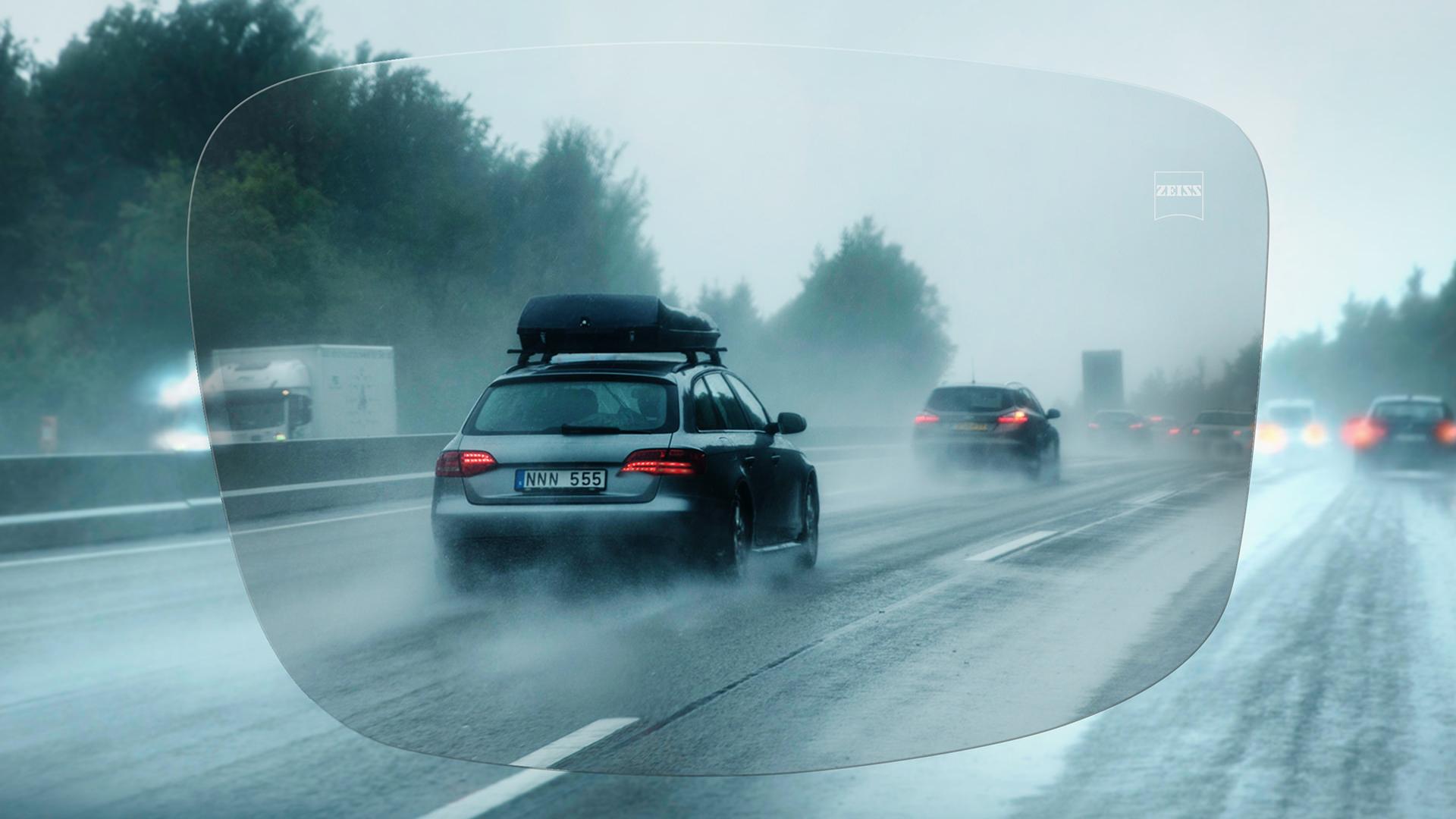 Visão através das lentes de visão simples ZEISS DriveSafe de uma estrada em um dia chuvoso 