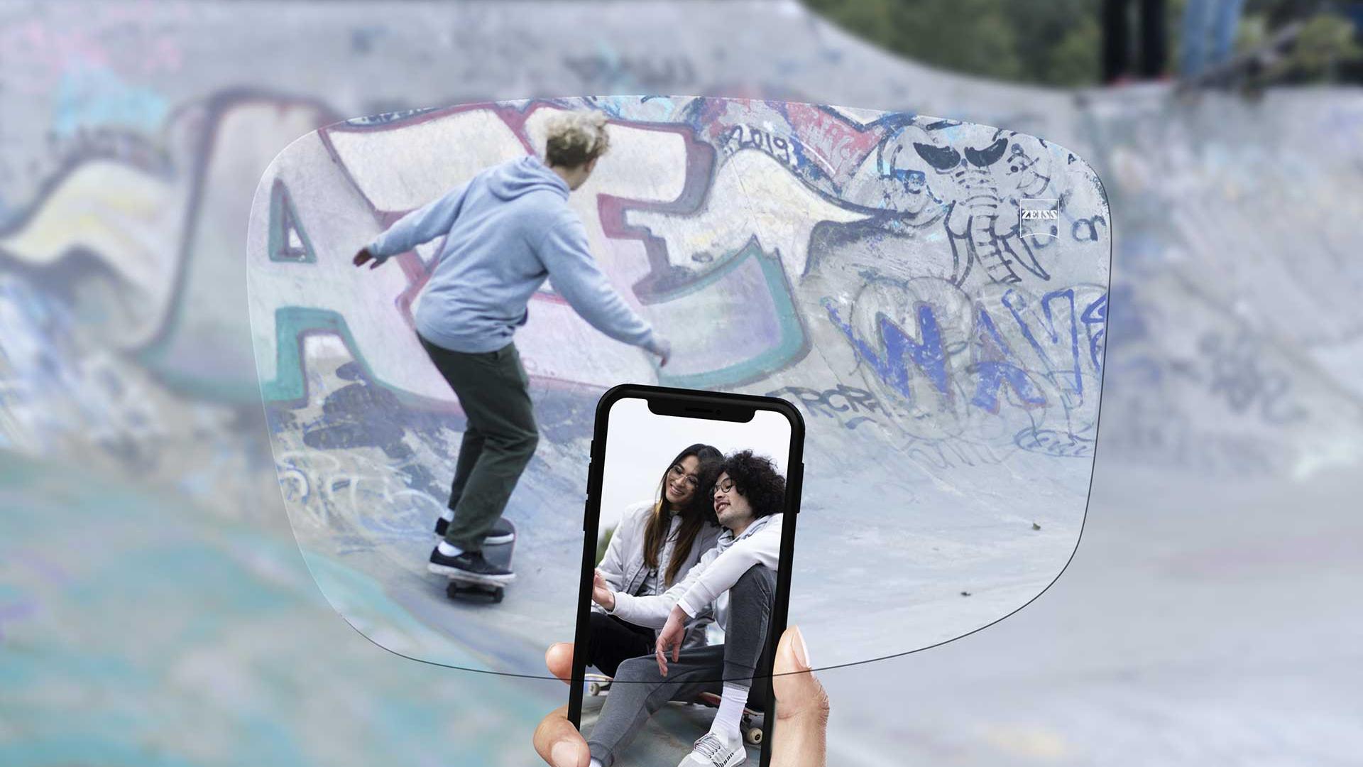 Visão de um parque de skate através das lentes de visão simples ZEISS SmartLife Individual. 