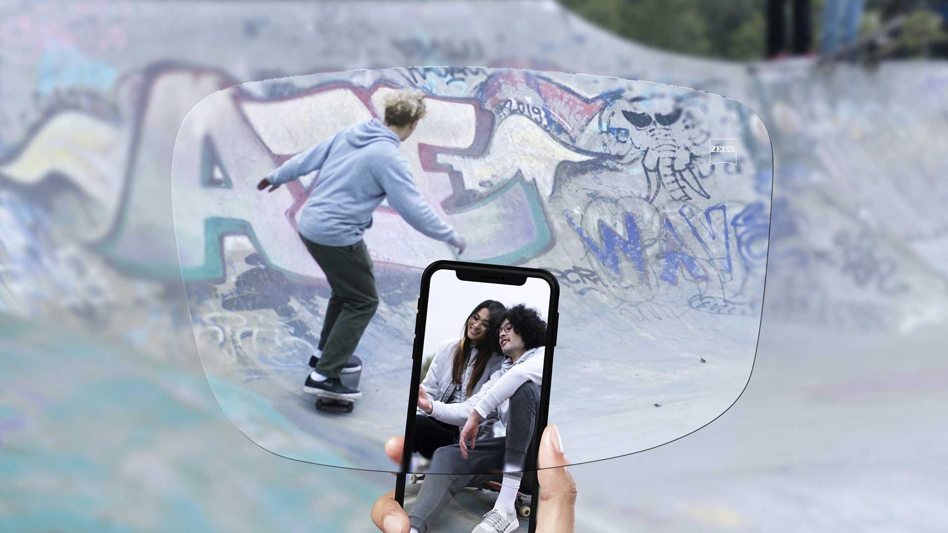 Visão de um parque de skate através das lentes de visão simples ZEISS SmartLife Young. 