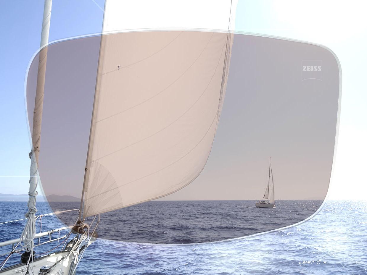 A imagem mostra a visão de um oceano através de lentes polarizadas. Usando o cursor, é possível comparar o efeito visual da solução ZEISS e com uma lente convencional.