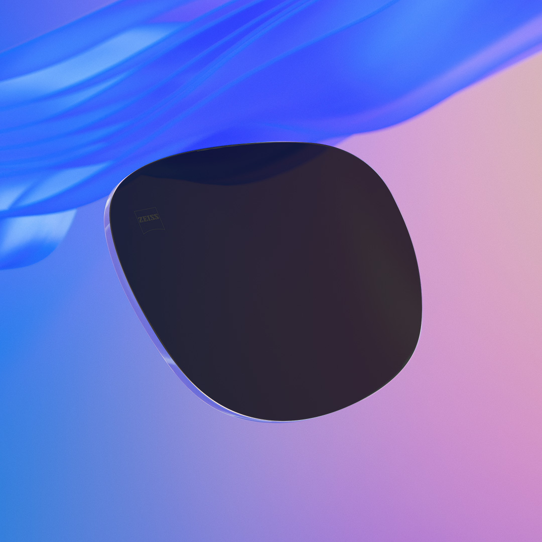 Imagem deslizante cuja metade mostra uma lente de óculos de sol de grau ZEISS intensamente colorida e a outra metade mostra a mesma lente, porém menos intensamente colorida.