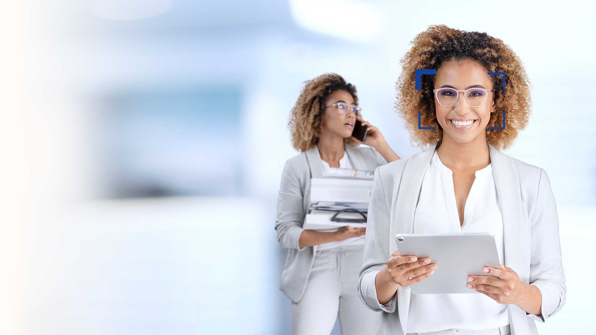 Retrato próximo de perfil, vista lateral com espaço para cópia, espaço em branco para publicidade de um homem confiante, alegre, contente, estiloso com fones de ouvido com microfone na cabeça, isolado contra um fundo cinzento 