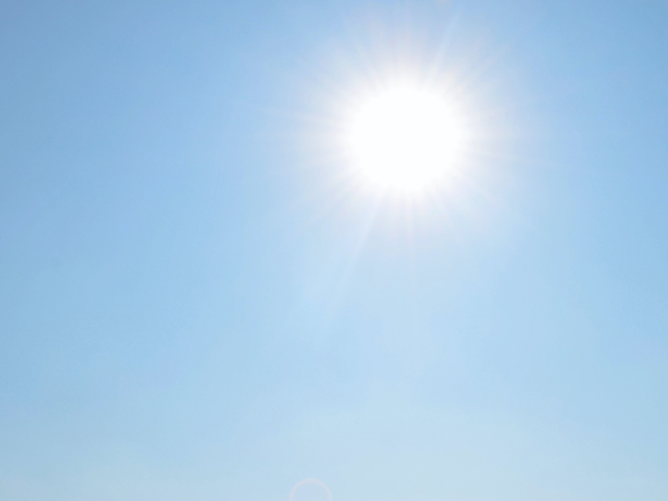 Imagem do sol e do céu azul. 