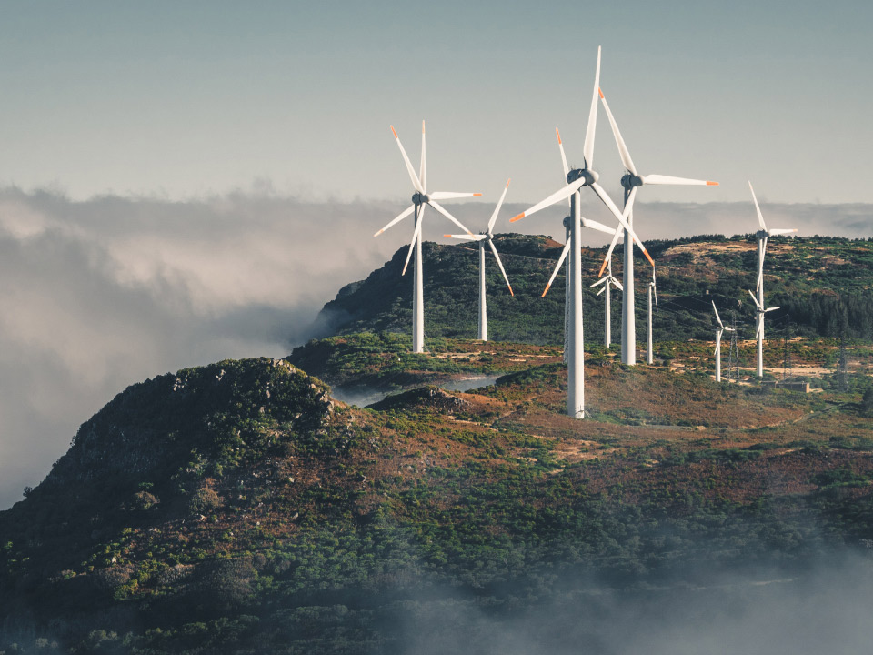 Imagem de turbinas eólicas em uma colina. 