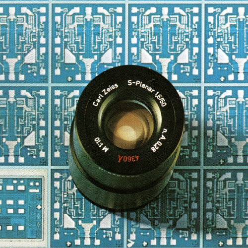 Imagem de uma lente ZEISS S-Planar no topo de microestruturas. 