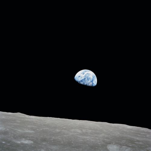 Imagem icônica da Terra, obtida com uma lente telescópica ZEISS Sonnar de 250 mm durante a missão da Apollo 8. 