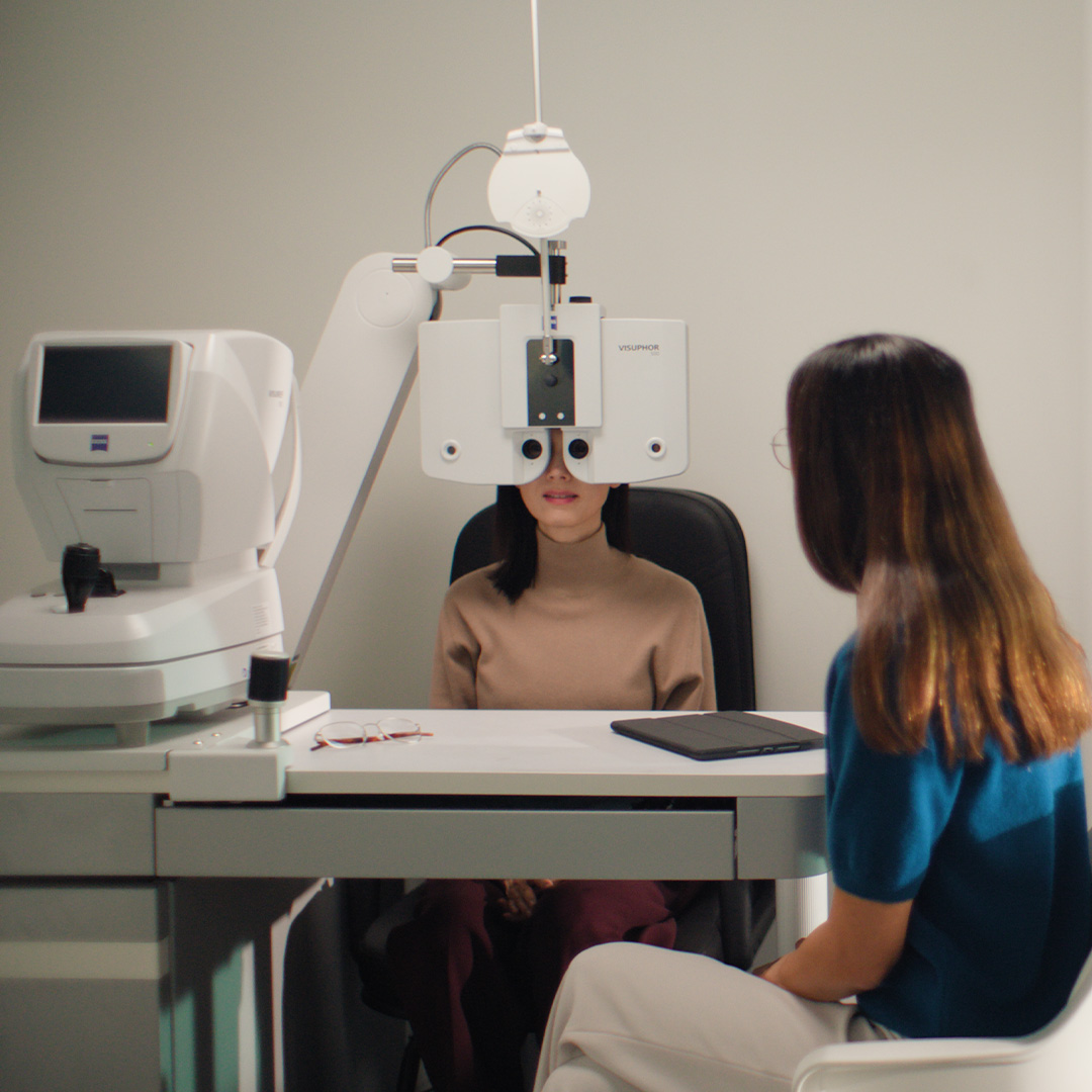 Uma mulher tendo os olhos examinados.