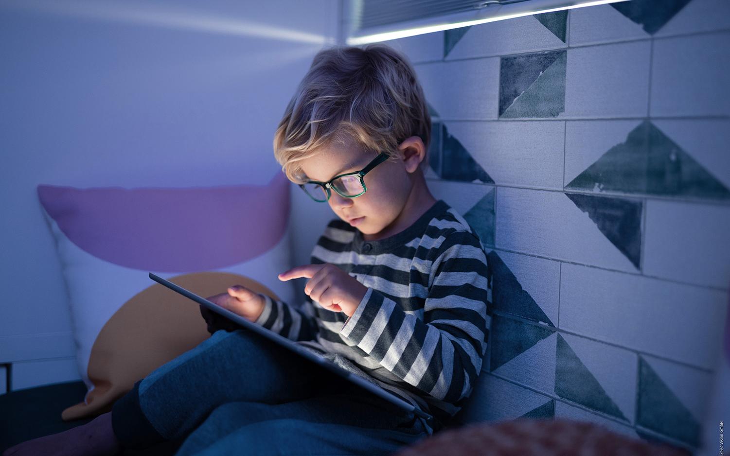 Duas belas garotinhas felizes brincanco com um tablet ou computador na biblioteca da escola. Conceito de tecnologia sem fio para auto-aprendizagem e educação. Estilos de vida das pessoas e amizade. Crianças em idade pré-escolar