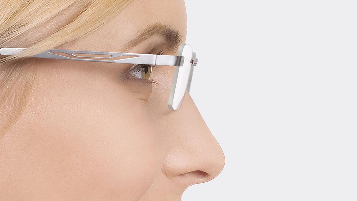 Modernos materiais de alta refração possibilitam óculos pequenos.