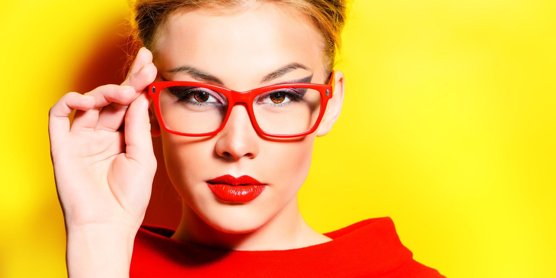 Dicas de maquiagem para mulheres que usam óculos e lentes de contato