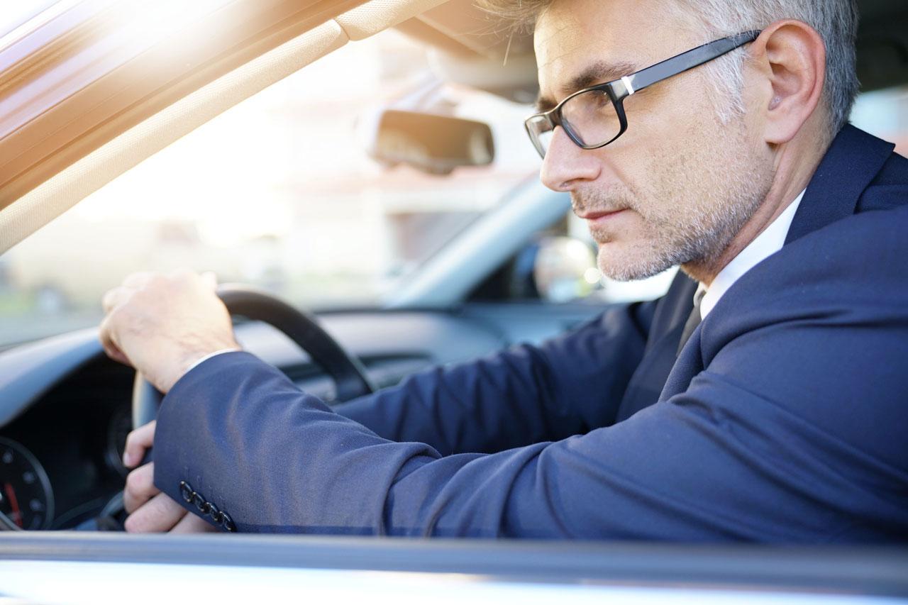 Retrato de um homem de negócios dirigindo a caminho do trabalho