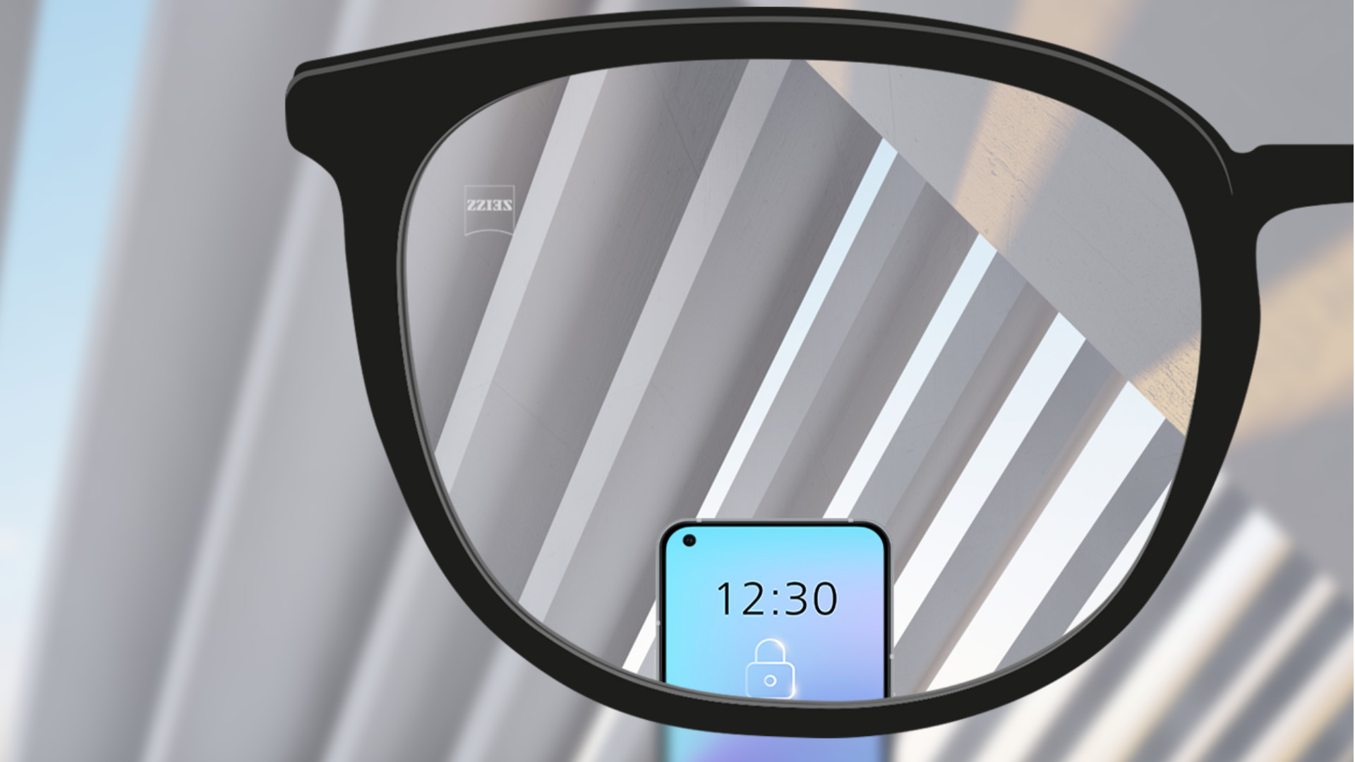 Imagem do ponto de vista das lentes ZEISS Visão Simples SmartLife com um smartphone e as lentes totalmente nítidas.