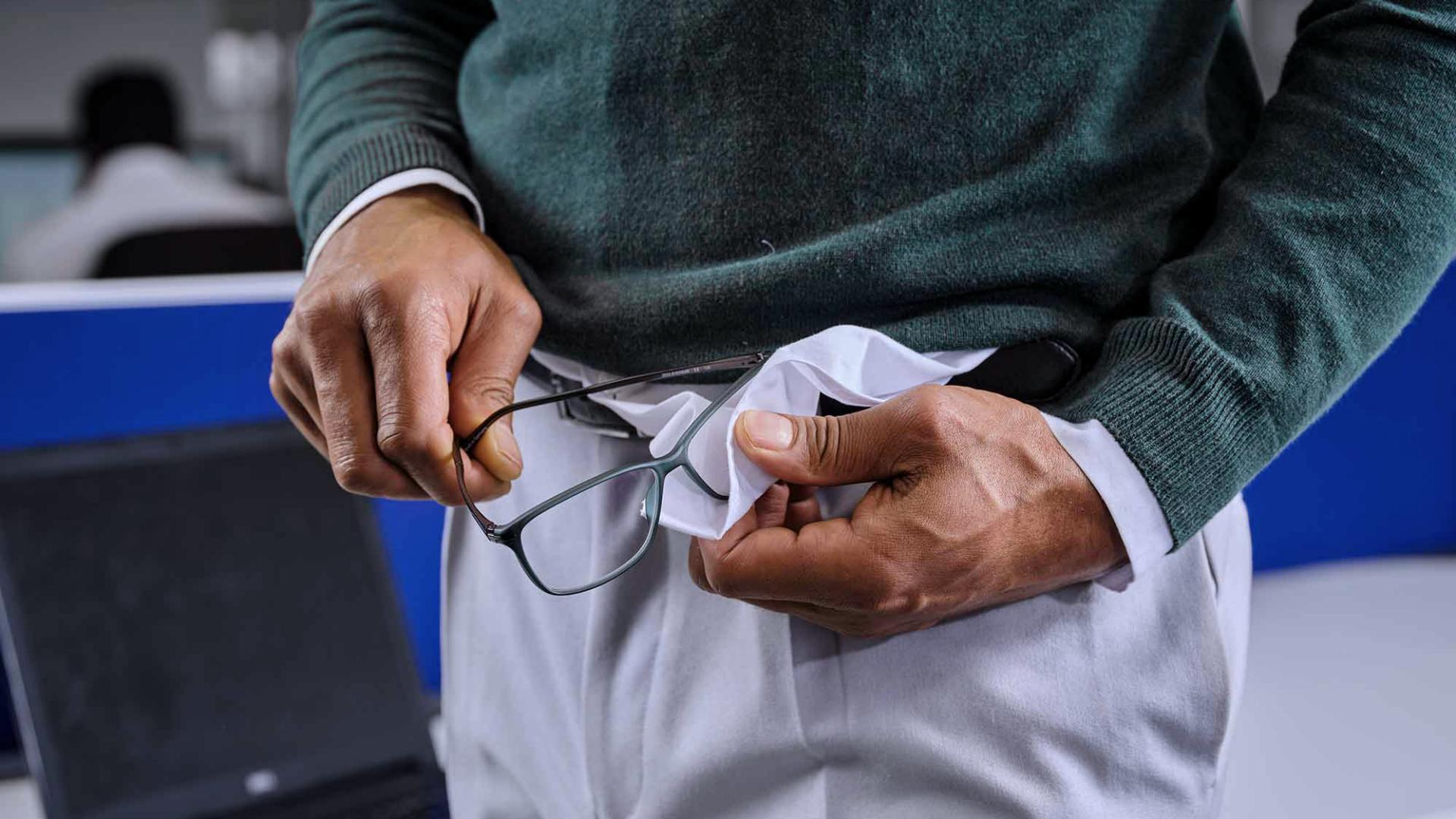 Evite usar o que estiver à mão para limpar os seus óculos – um lenço de papel, sua gravata ou a manga da camisa.