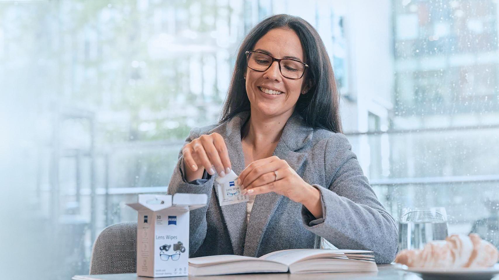 Imagem de spray e lenços para limpeza de lentes da ZEISS