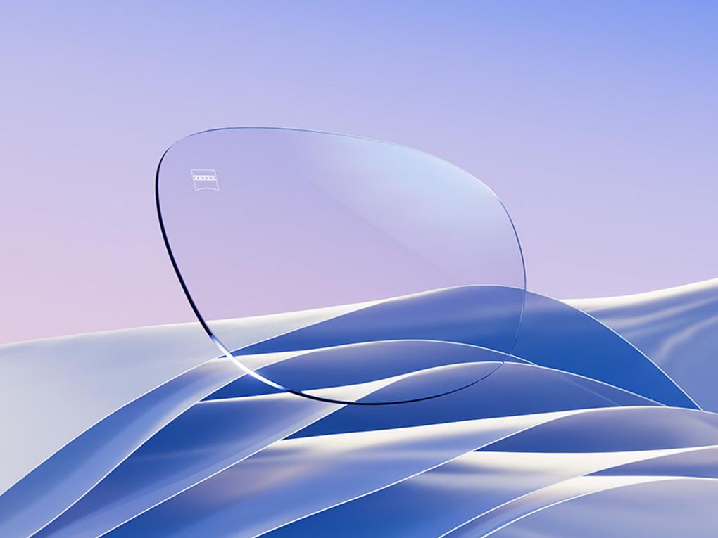 Representação CGI de uma lente de óculos incolor com um reflexo branco azulado sutil.