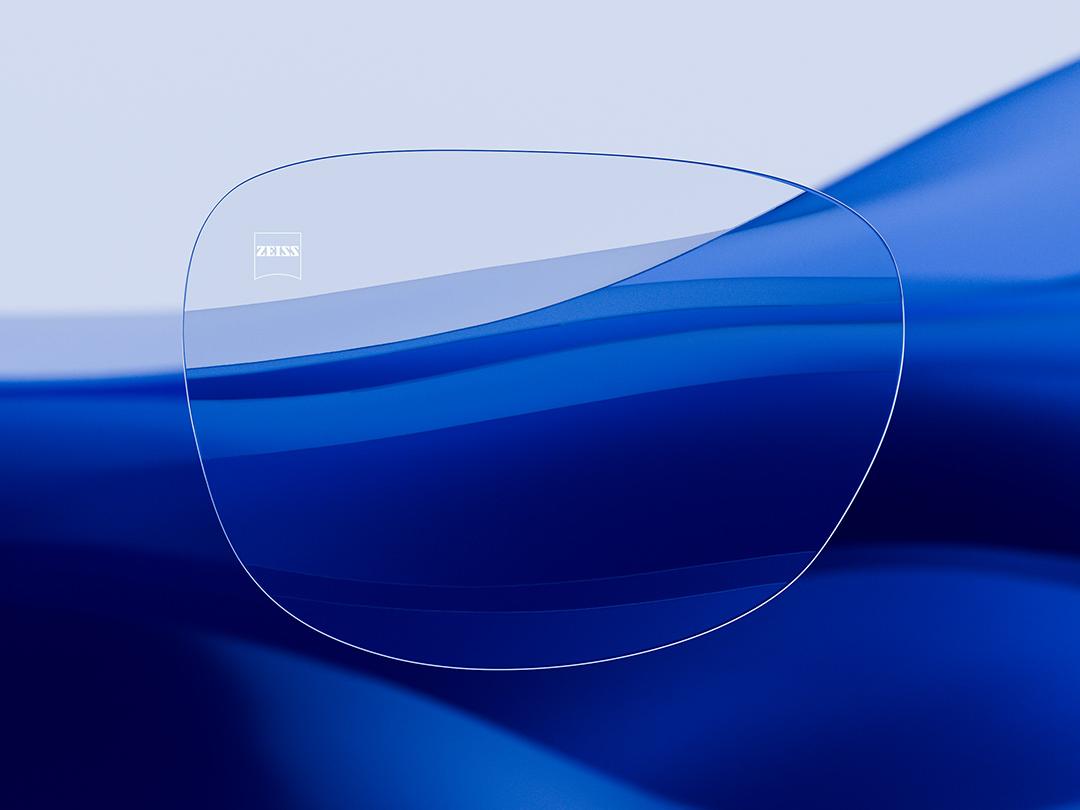 Imagem dividida exibindo uma lente ZEISS de um lado, caracterizada por sua nitidez e limpeza, e uma lente de óculos convencional altamente refletiva do outro lado, destacando o contraste na qualidade óptica.
