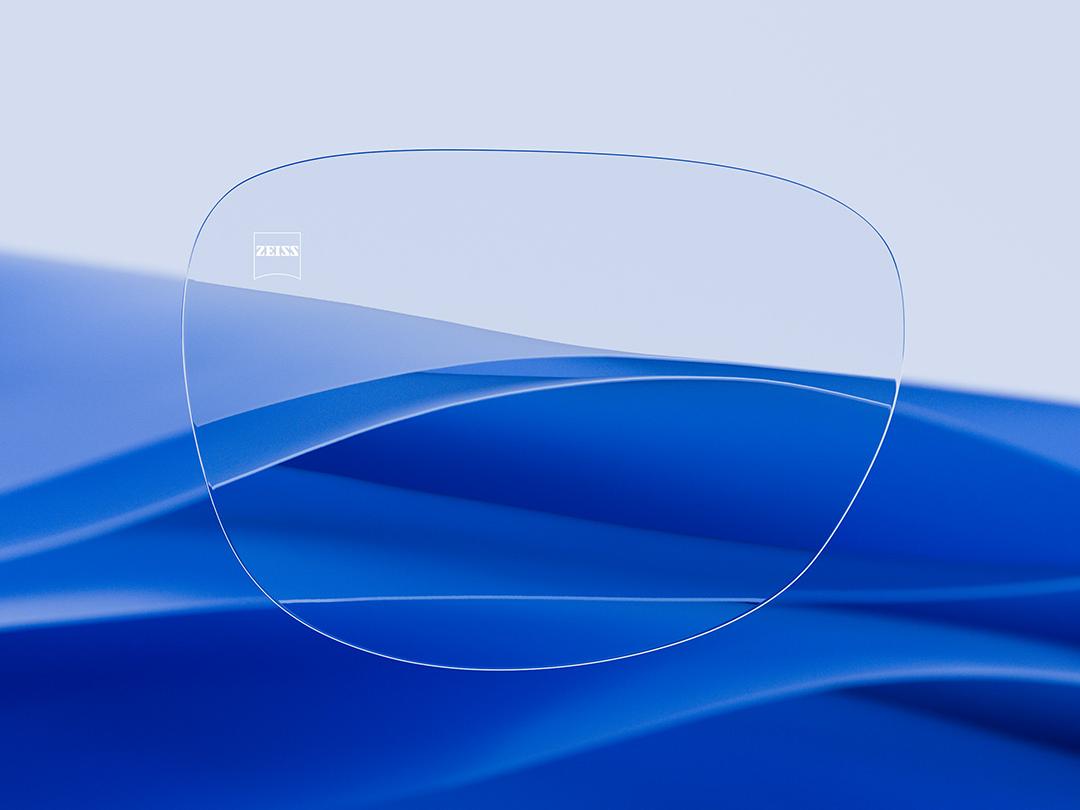 Imagem dividida exibindo uma lente ZEISS de um lado, caracterizada por sua nitidez e limpeza, e uma lente de óculos convencional arranhada do outro lado, destacando o contraste na durabilidade. 