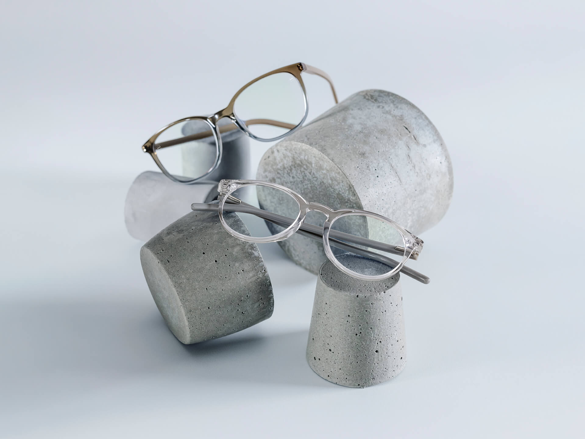Óculos com lentes ZEISS e tratamento DuraVision®Chrome, posicionados em suportes de pedra de diferentes tamanhos