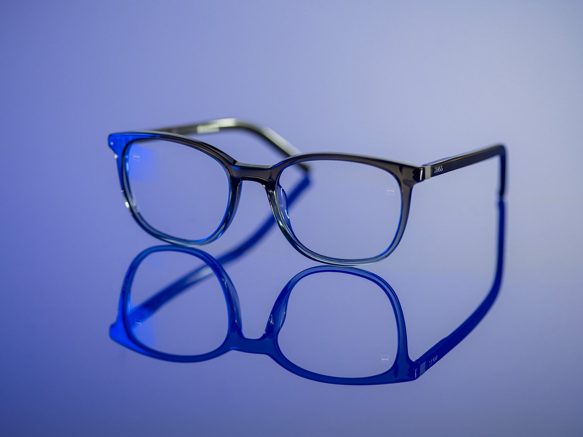 Óculos que podem ser vistos em uma luz azulada e têm lentes ZEISS com material BlueGuard. É possível ver somente um reflexo azulado bem atenuado nas lentes.