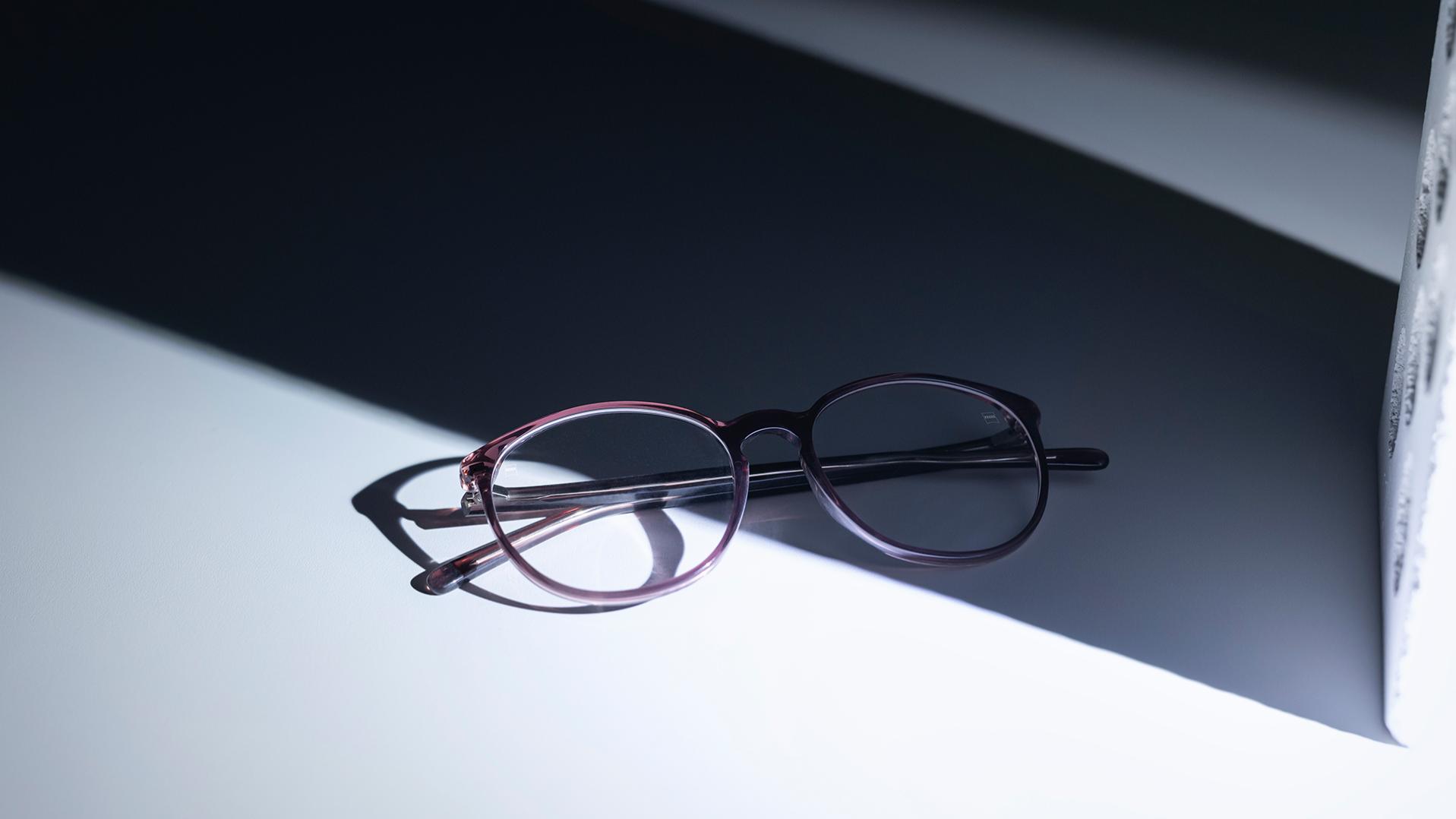 Óculos com lentes ZEISS e tratamentos DuraVision®, metade na sombra e metade no sol.