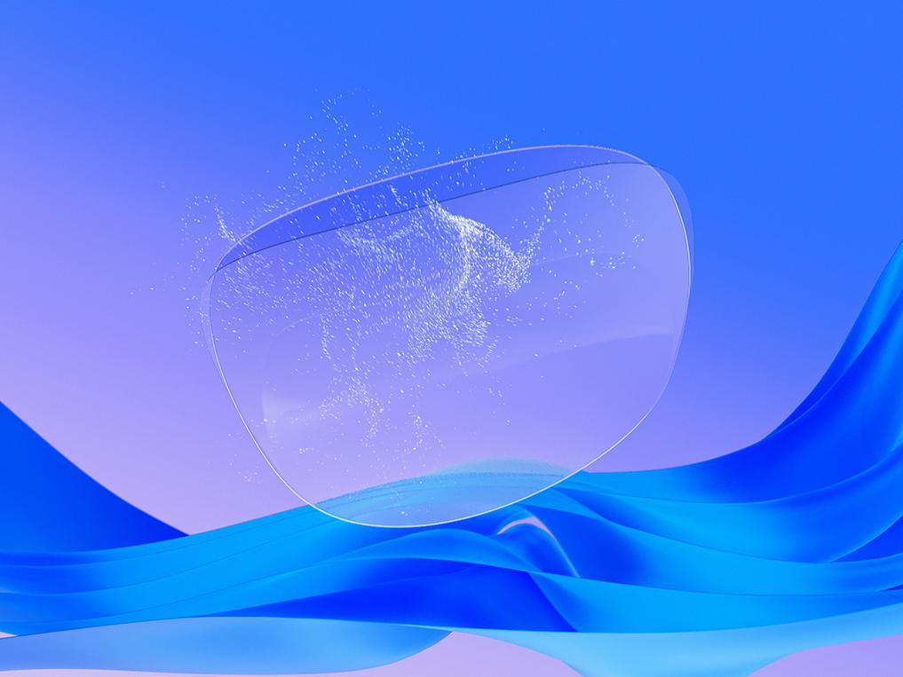 Ilustração CGI em 3D da aplicação de um tratamento antiestático a uma lente de óculos transparente, comprovando sua capacidade de repelir partículas de poeira a manter a superfície limpa.