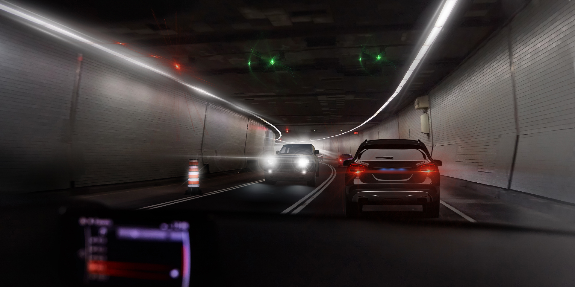 Duas imagens do ponto de vista de um motorista dirigindo em um túnel, com trânsito vindo no sentido oposto, mostrando, em uma das imagens, ofuscamento provocado pelo carro e pelas luzes do túnel e, na outra imagem, uma nítida redução desse ofuscamento.