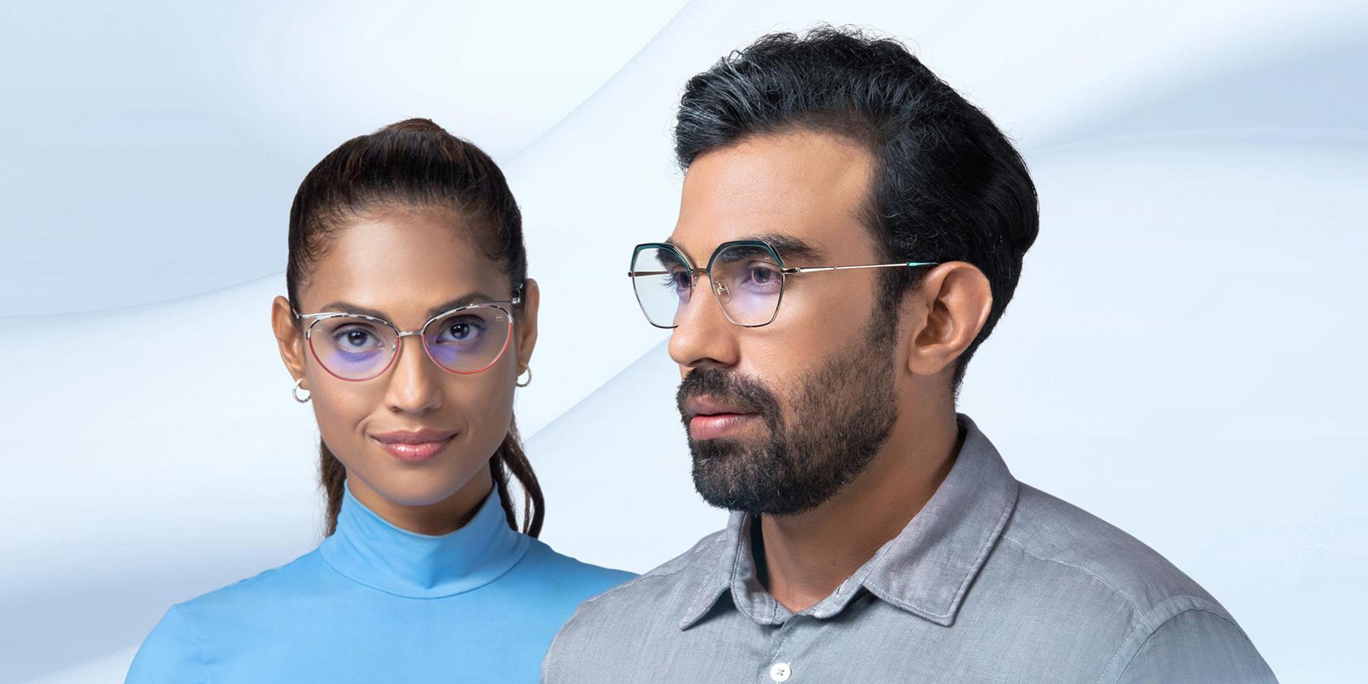 Uma mulher de meia-idade e um homem usando lentes progressivas ZEISS Light 2.