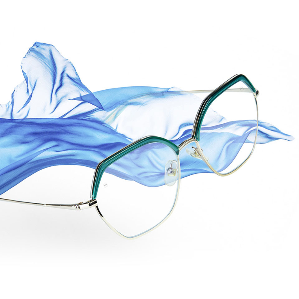 Imagem de óculos com lentes progressivas ZEISS Light 2 e um tecido azul flutuando.