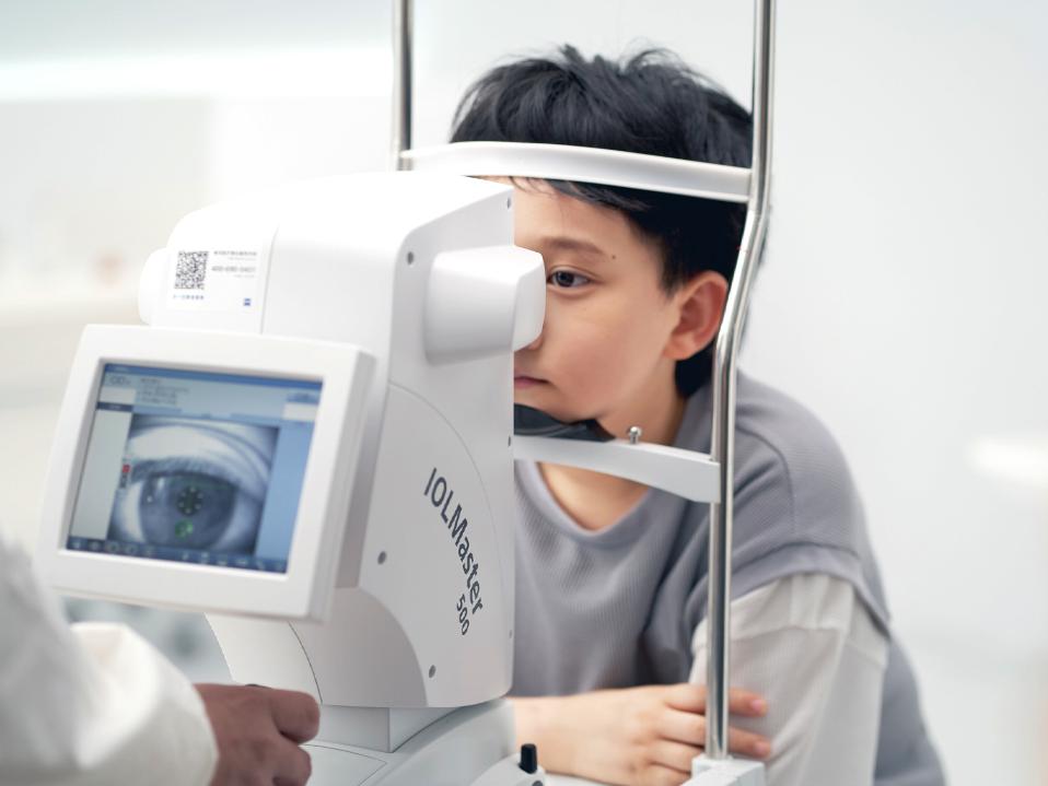 Os olhos de um menino são examinados com um ZEISS IOLMaster.