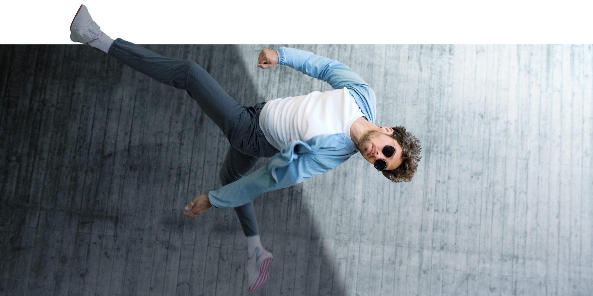  Homem saltando de óculos com ZEISS PhotoFusion X no estado tingido 